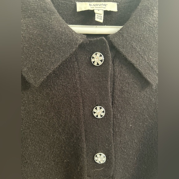 B. young puff sleeved top, so soft! Worn once. Size S - Picture 2 of 3